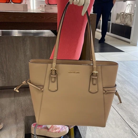 Michael Kors Voyager Saffiano Leather Tote Bag
Style#30H1GV6T4T
NWT
OYSTER - Picture 4 of 16